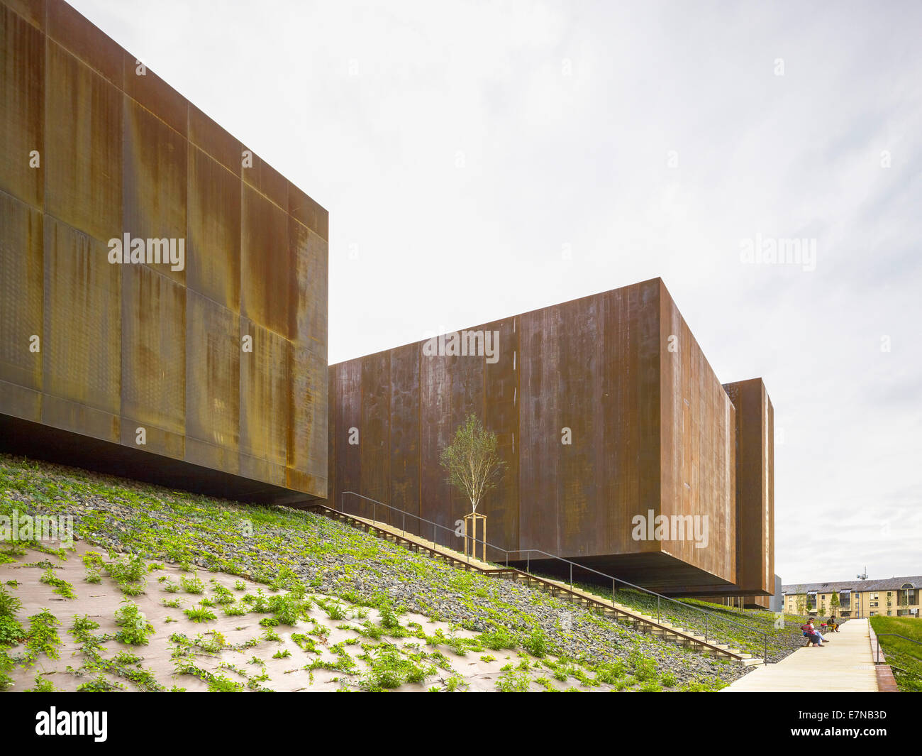 Museum Soulages, Rodez, Frankreich. Architekt: RCR Arquitectes, 2014. Rostigem Stahl Bände auskragenden am Berghang. Stockfoto