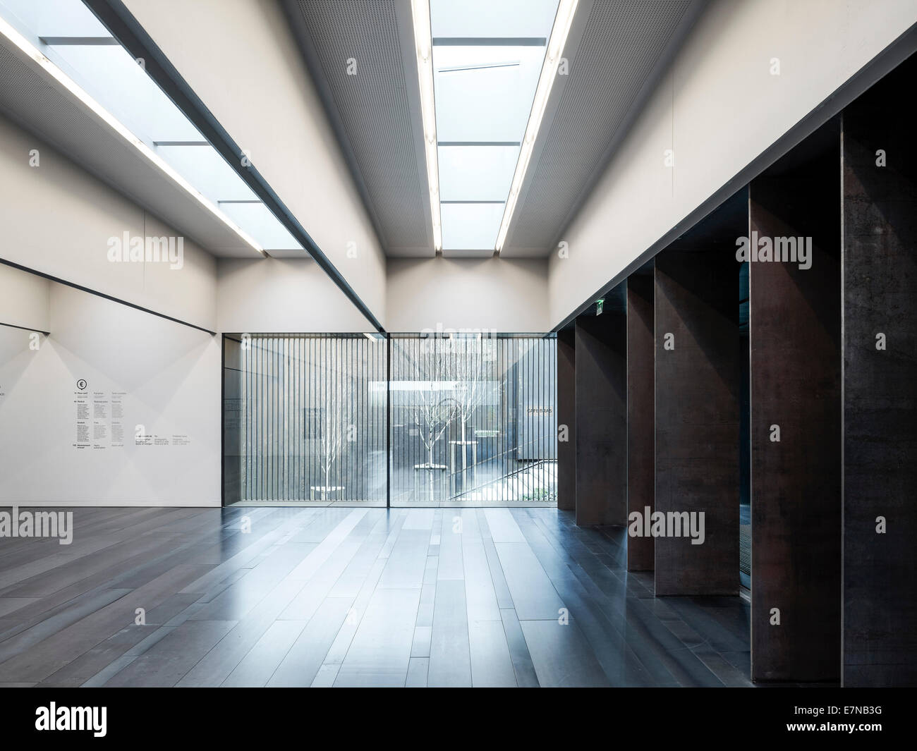 Museum Soulages, Rodez, Frankreich. Architekt: RCR Arquitectes, 2014. Blick vom Eingangsbereich auf Außentreppe. Stockfoto