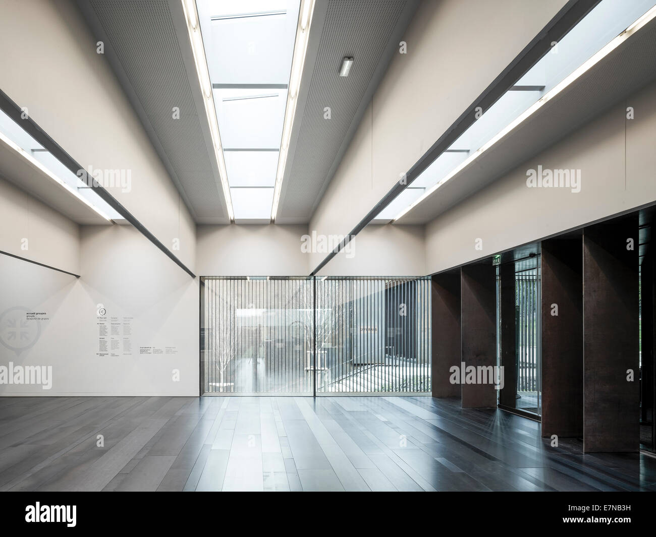 Museum Soulages, Rodez, Frankreich. Architekt: RCR Arquitectes, 2014. Blick vom Eingangsbereich auf Außentreppe. Stockfoto