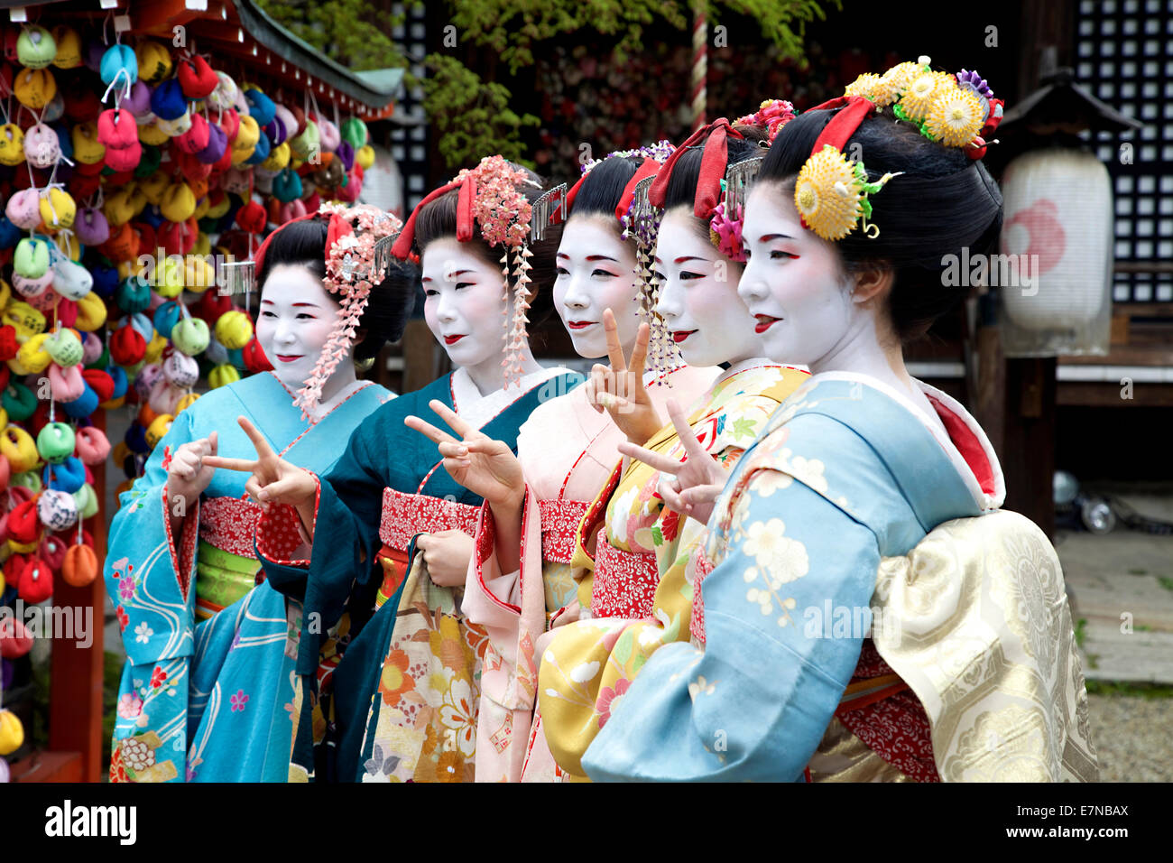 Gruppe von Japanerinnen, Geishas, posiert für ein Foto, Gion Bereich, Kyoto, Japan, Asien. Traditionelle Geisha Make-up und Kleidung Stockfoto