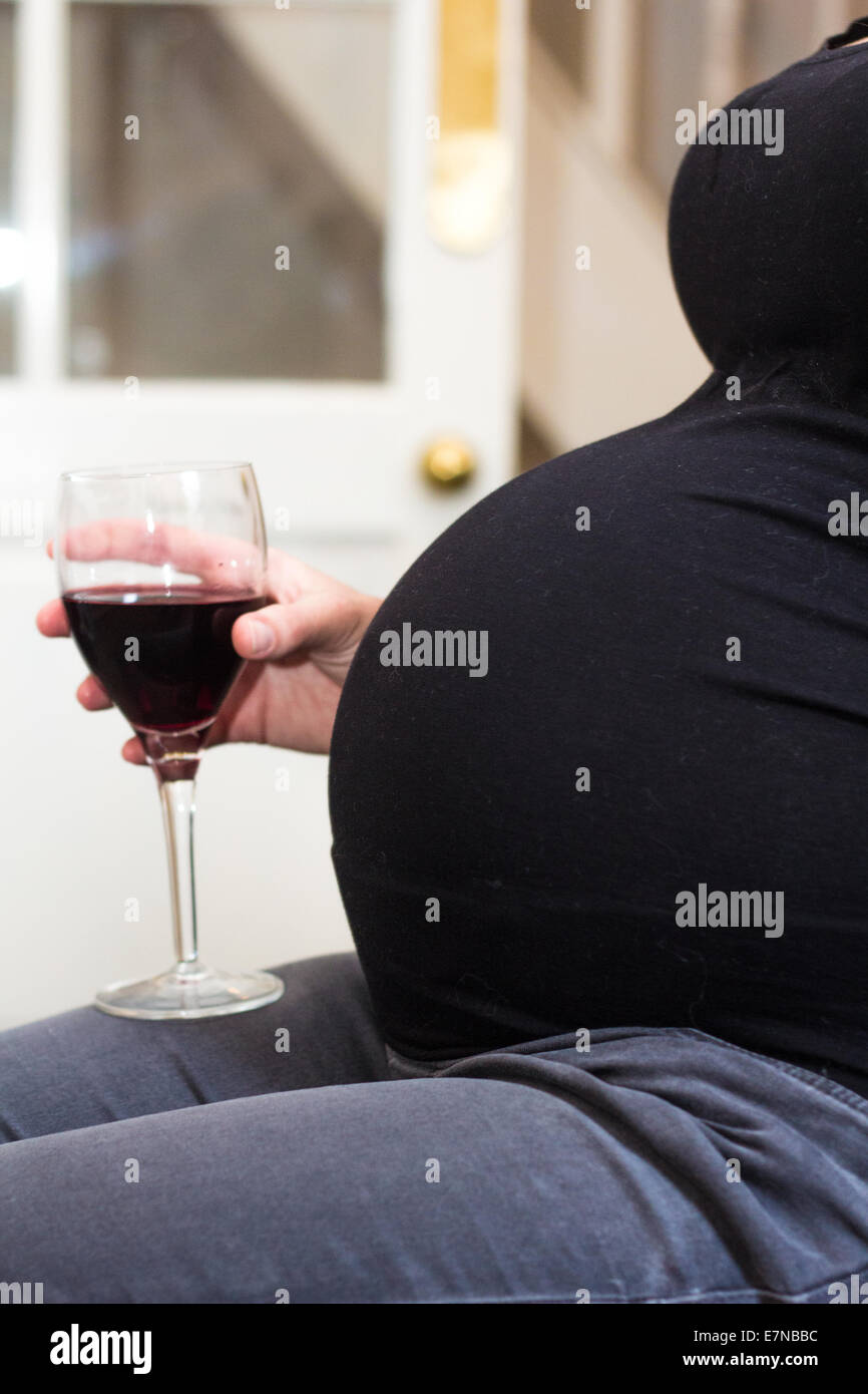 Schwangere Frau mit einem Glas Wein Stockfotografie - Alamy