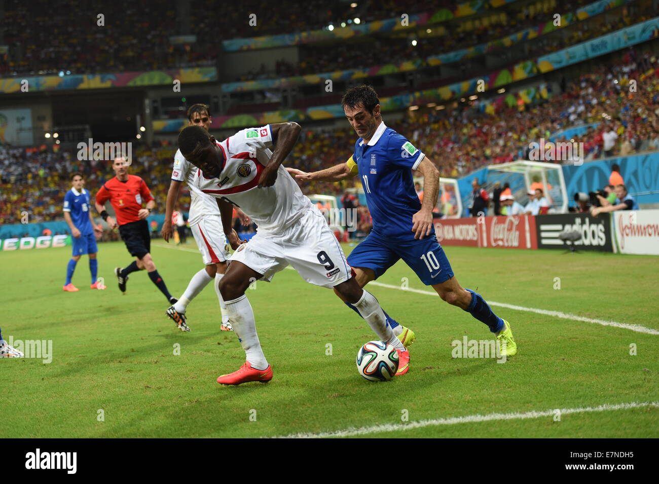 Joel Campbell von Costa Rica und Georgios Karagounis Griechenlands. Griechenland / Costa Rica FIFA Weltmeisterschaft Brasilien 2014. Arena-Pernambuco Stockfoto