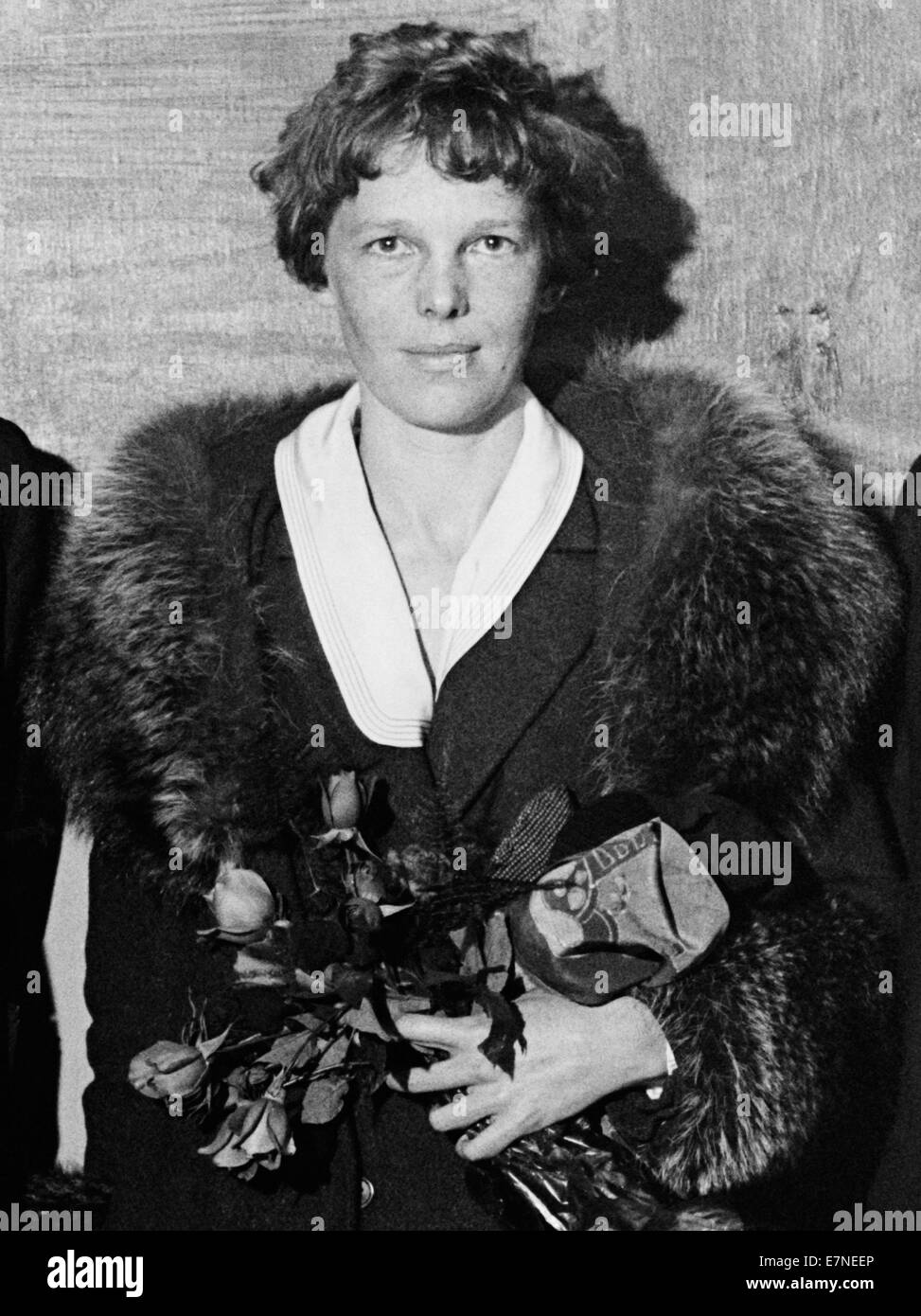 Vintage-Foto der amerikanischen Luftfahrtpionierin und Autorin Amelia Earhart (1897 – 1939 für tot erklärt) – Earhart und ihr Navigator Fred Noonan verschwanden 1937 bekanntermaßen, als sie versuchte, das erste Weibchen zu werden, das einen Rundflug über den Globus absolvierte. Foto aus dem Jahr 1932. Stockfoto