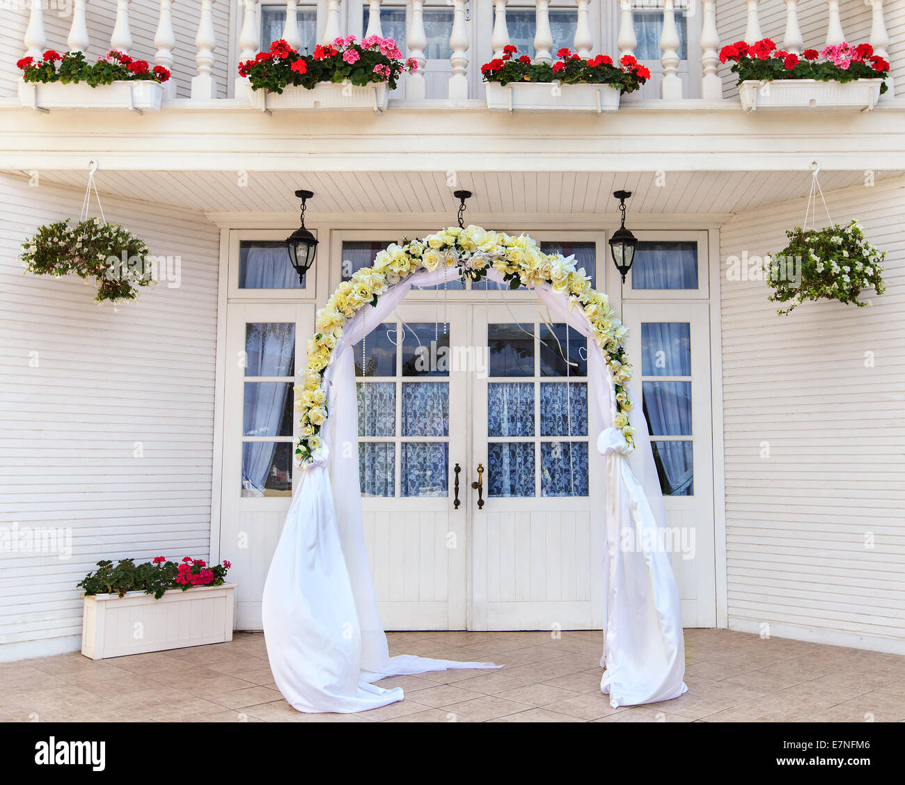 Hochzeit-Torbogen mit Blumen für eine Hochzeit Stockfoto