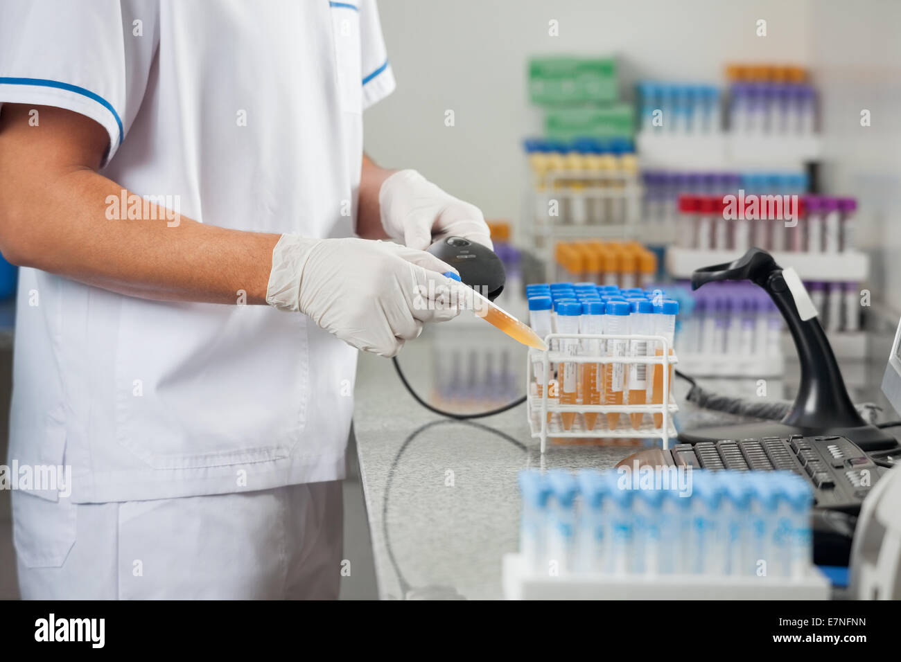 Techniker Scannen medizinische Probe im Labor Stockfoto