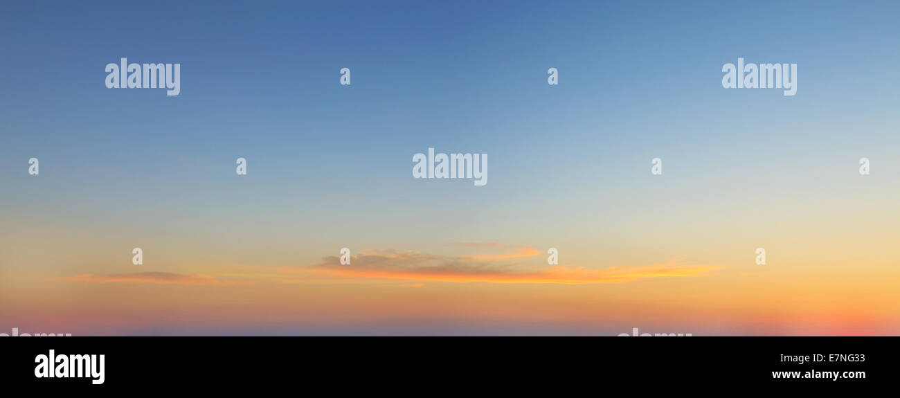 Sonnenuntergang mit blauer Himmel und flauschige Wolke Stockfoto