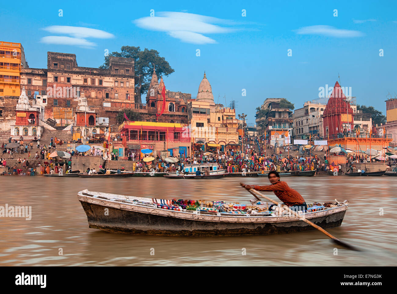 Eine Ansicht des Heiligen Ghats von Varanasi mit einem Schiffer, Segeln Stockfoto