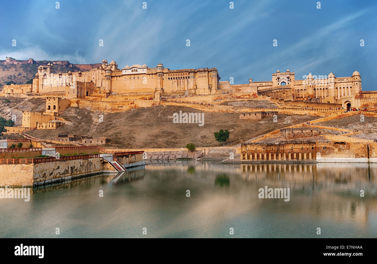 Blick auf Amber Fort über den See, Jaipur, Indien Stockfoto