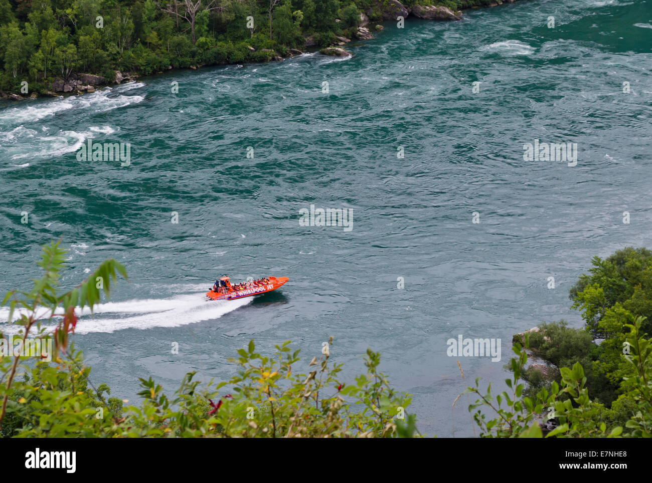 Ein Speed-Boot aus dem Whirlpool Jet Boat Tours nimmt Touristen auf einer Reise auf die Whirlpool Rapids am Niagara River. Stockfoto
