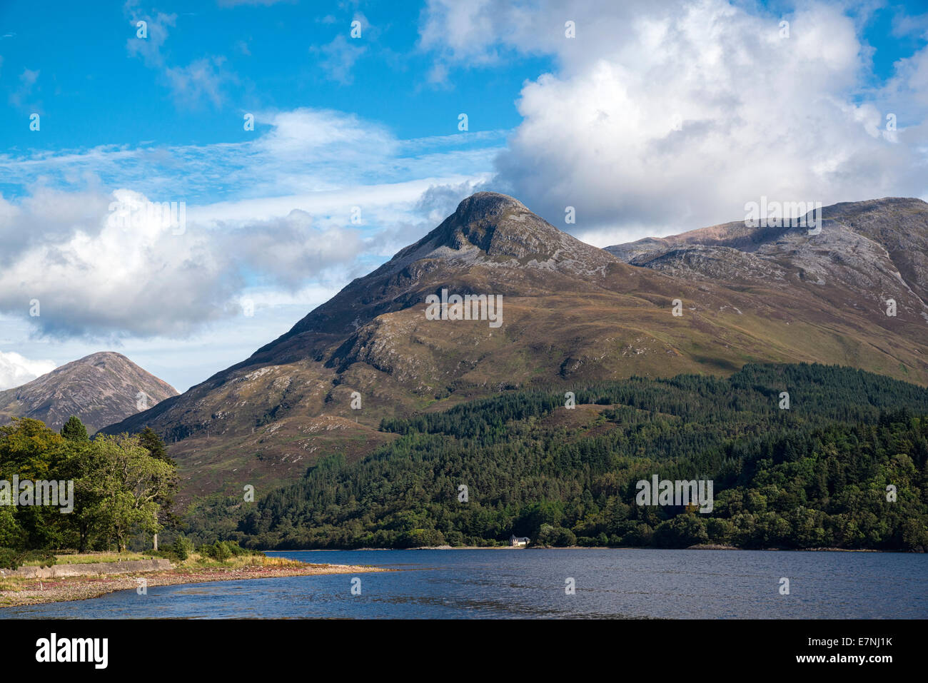Die Pap Glencoe sitzt auf dem Rand des Loch Leven, Schottisches Hochland. Stockfoto