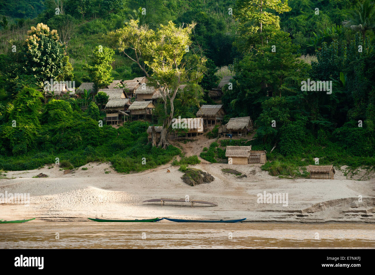 Tropischer Regenwald-Landschaft. Kleine asiatische Dorf mit traditionellen Holzhaus im Dschungel entlang Mekong. Laos-Graf Stockfoto