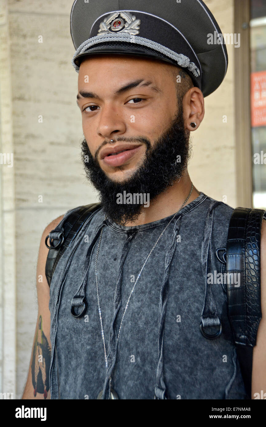 Porträt von Stylistin und personal Shopper Mann-E Jay bei Fashion Week 2014 in New York City. Beachten Sie die teilweise rasierten Augenbrauen. Stockfoto