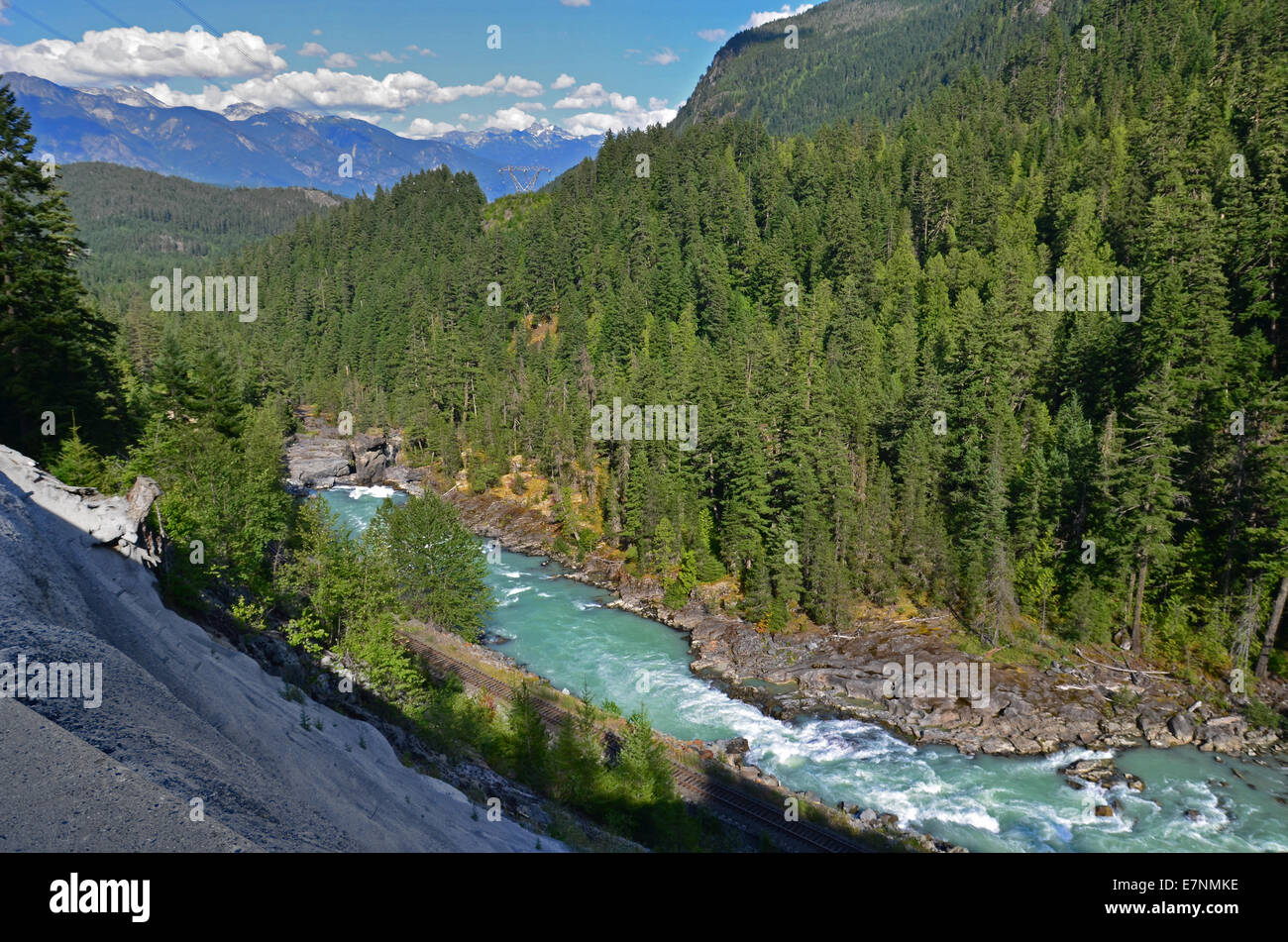 Fluss & Eisenbahn Spur läuft durch die Rocky Mountains, British Columbia, Kanada Stockfoto