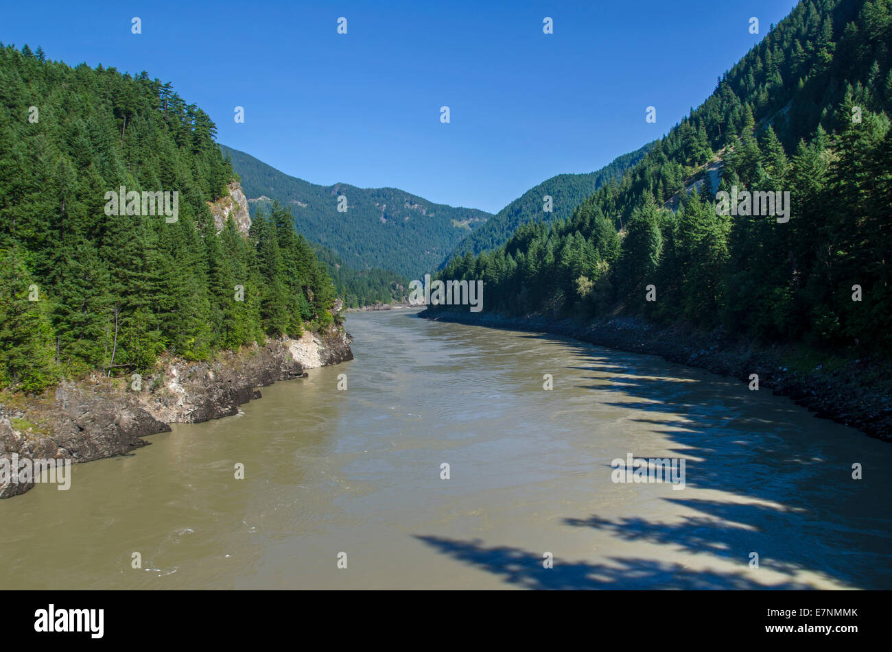 Fluss, der durch die Rocky Mountains, British Columbia, Kanada Stockfoto