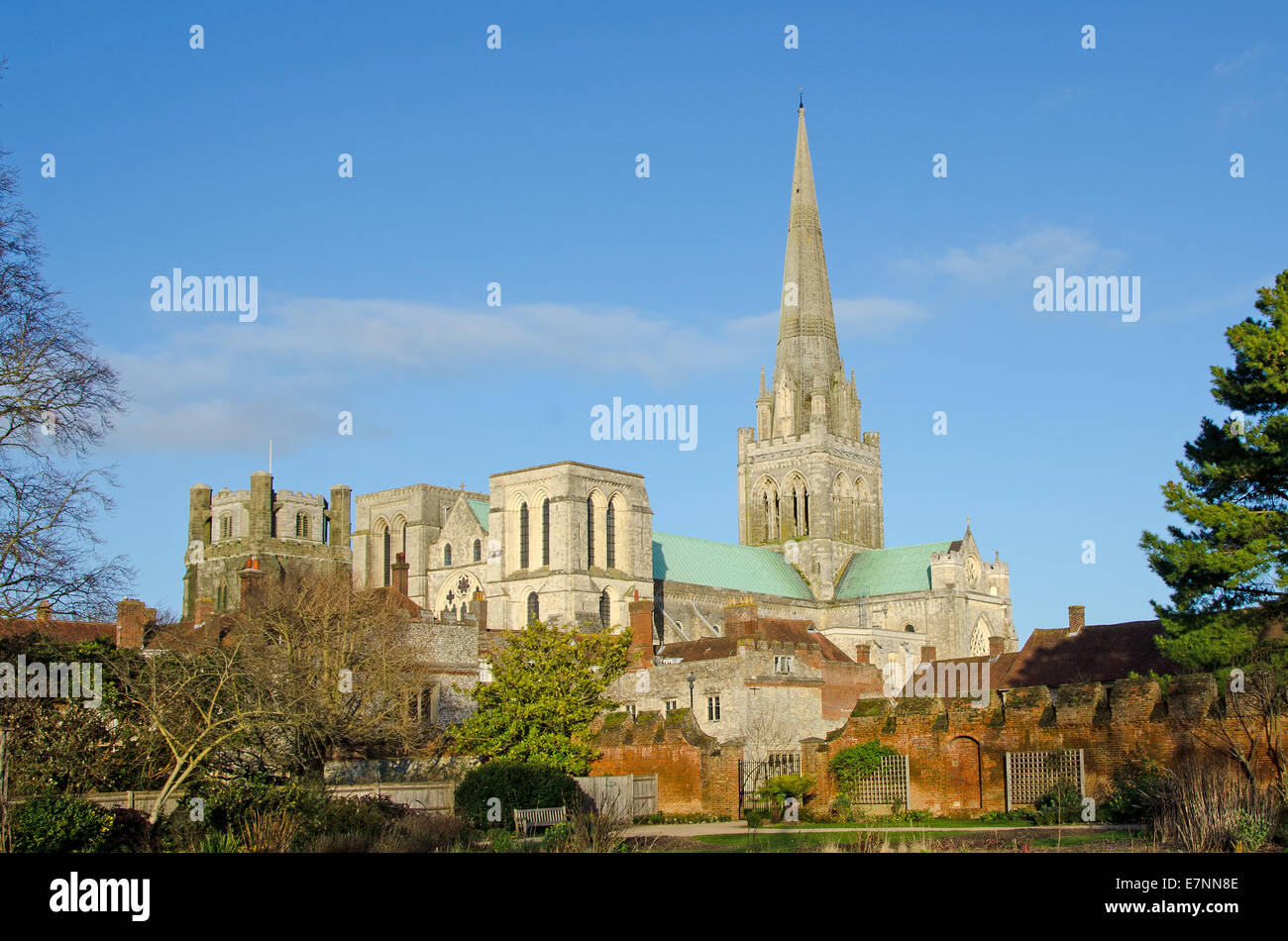 Chichester Kathedrale, England, aus dem Garten der Bischöfe. Stockfoto