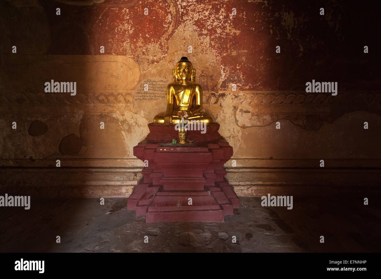 Alte Architektur der alten buddhistischen Tempel im Königreich Bagan, Myanmar (Burma). Goldene Buddha-Statue in einer Pagode Ruinen Stockfoto