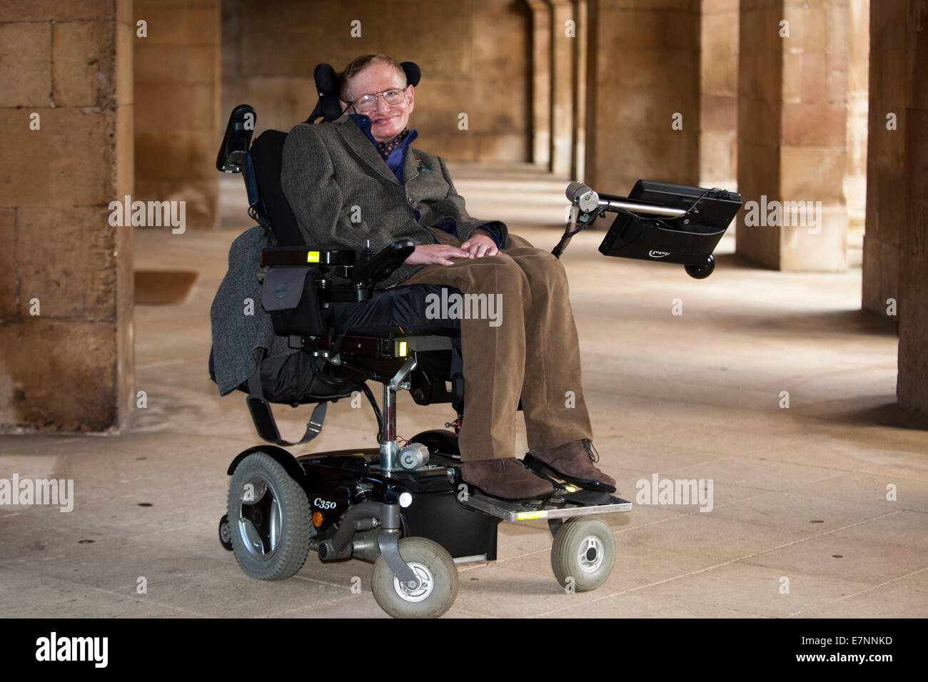 Professor Stephen Hawking bei der Premiere der Filmbiografie seines Lebens, "Hawking", die bei einer Galavorstellung am Emman Premiere ist Stockfoto
