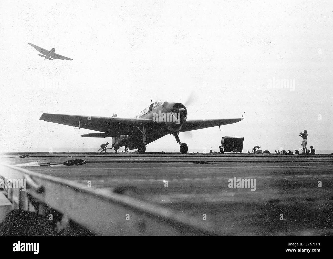 Royal Navy Grumman Avenger Flugzeug landet auf dem Flugdeck eines Trägers während WW11 Stockfoto