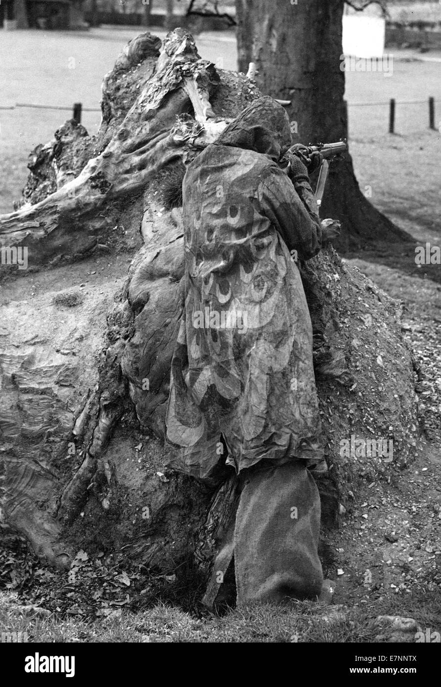 Britische Armee Scharfschütze von WW11 in voller Tarnung Stockfoto
