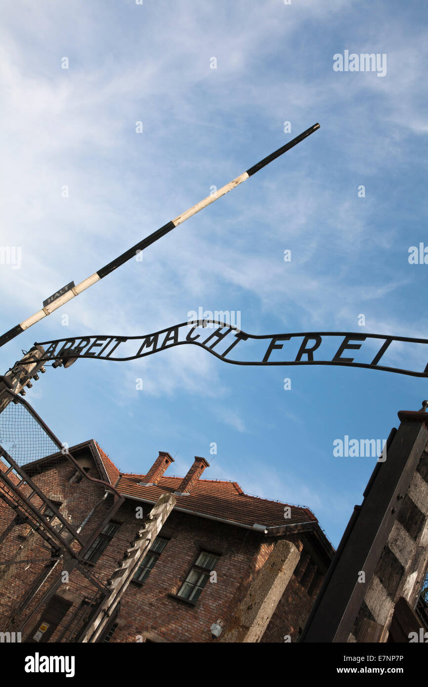 Arbeit Macht Frei - Arbeit macht Sie frei Schild über Eingangstor in das Konzentrationslager Auschwitz, Auschwitz, Polen Stockfoto