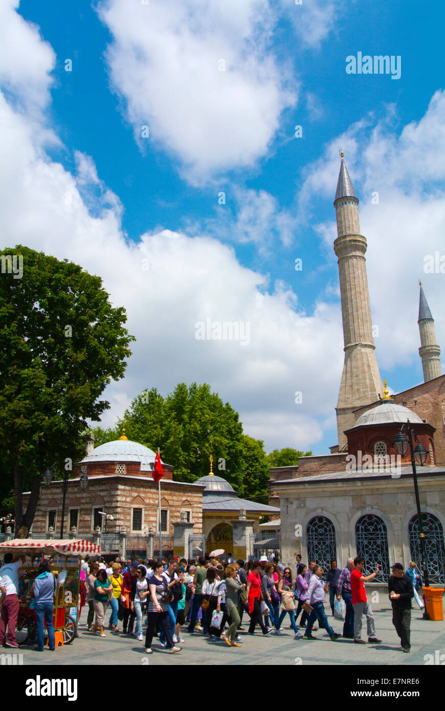 Menschen vor der Hagia Sofia, Ayasofya, Sultanahmet Bezirk, Istanbul, Türkei, Europa Stockfoto