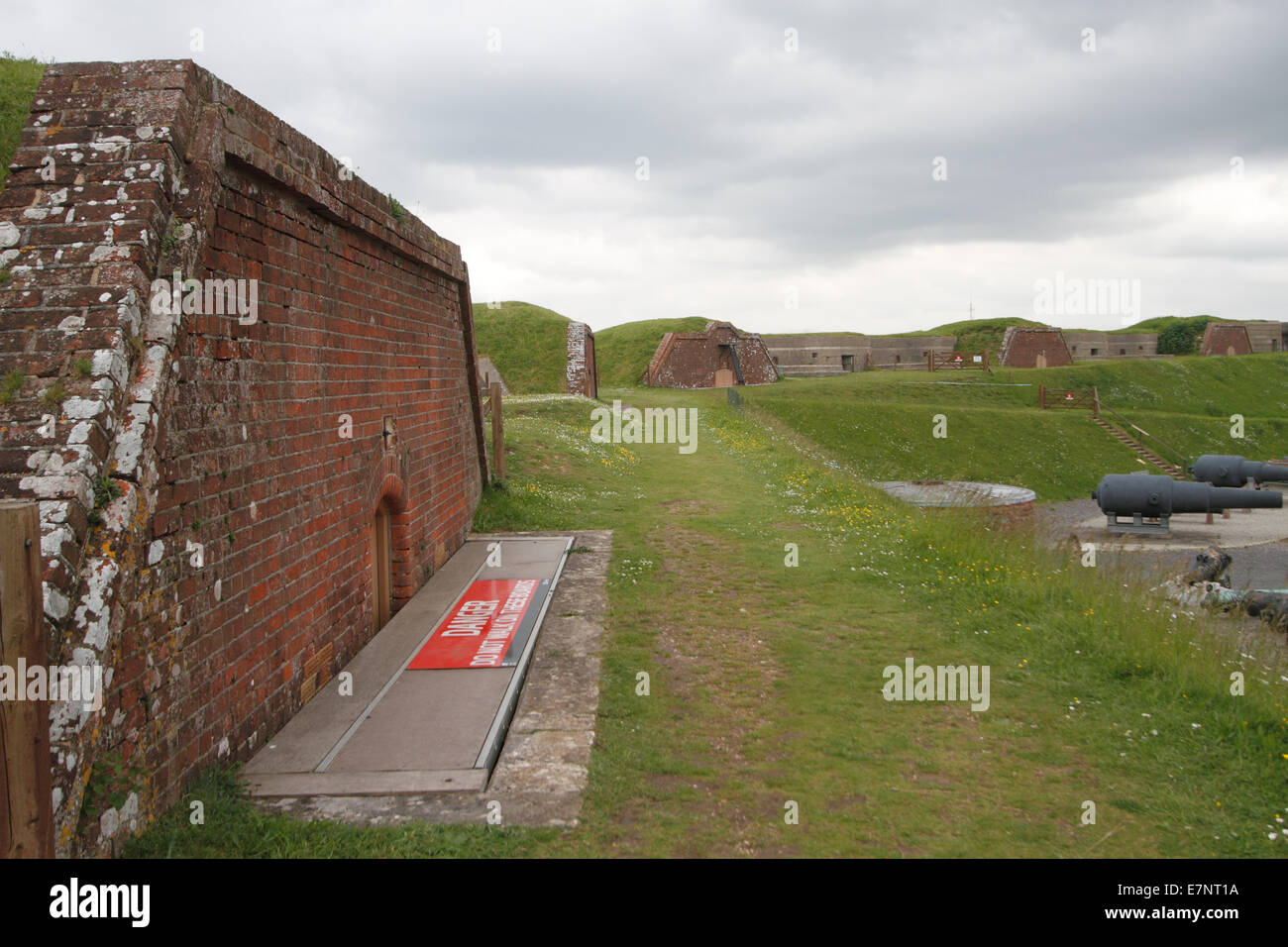 Kasematte und Magaznes für die Eisen 68 Pounder Gewehren in Fort Nelson. Stockfoto