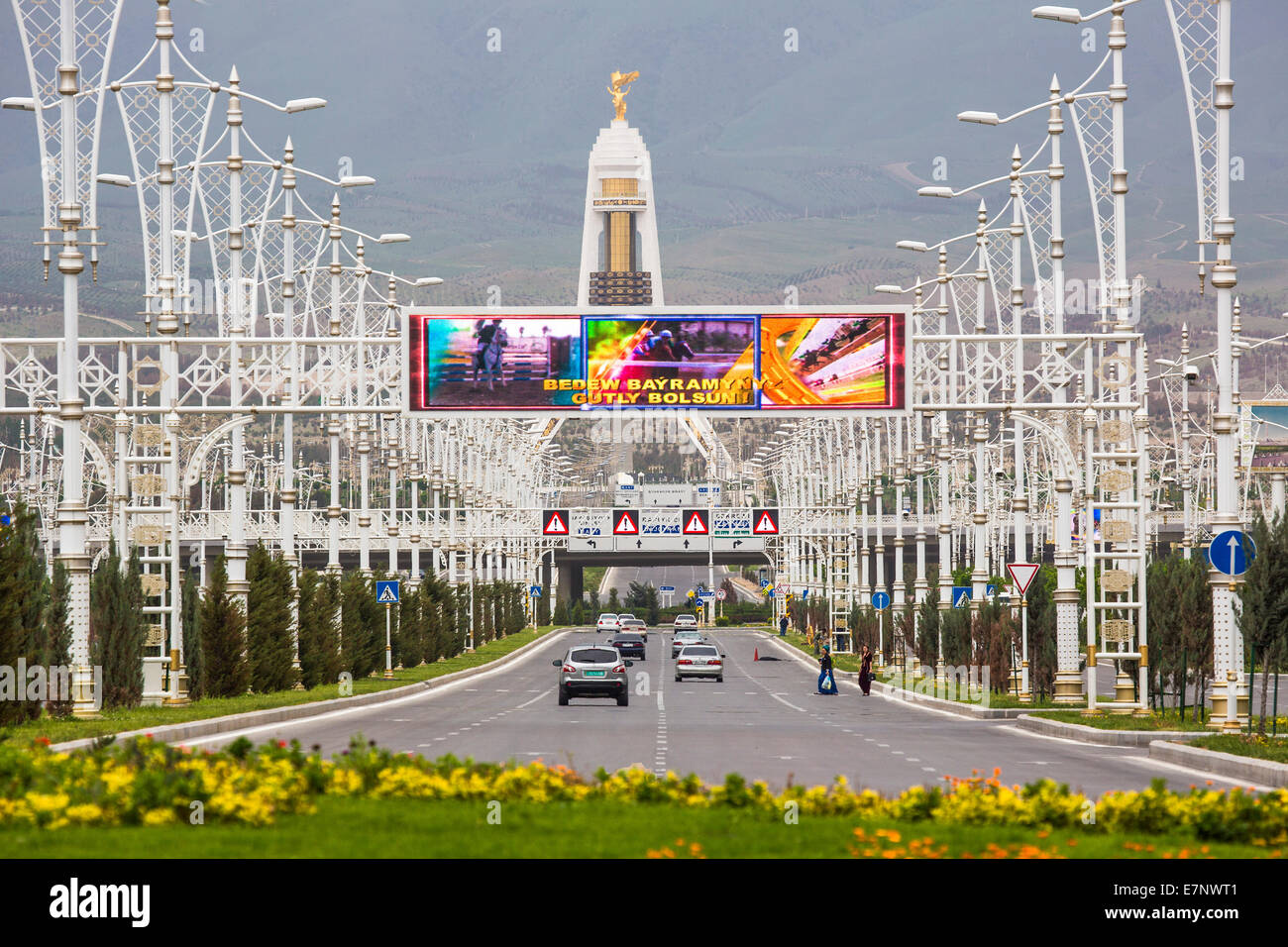 Ashgabat, Turkmenistan, zentrales Asien, Asien, Werbung, Architektur, Avenue, Central, City, bewölkt, bunt, Strom, em Stockfoto