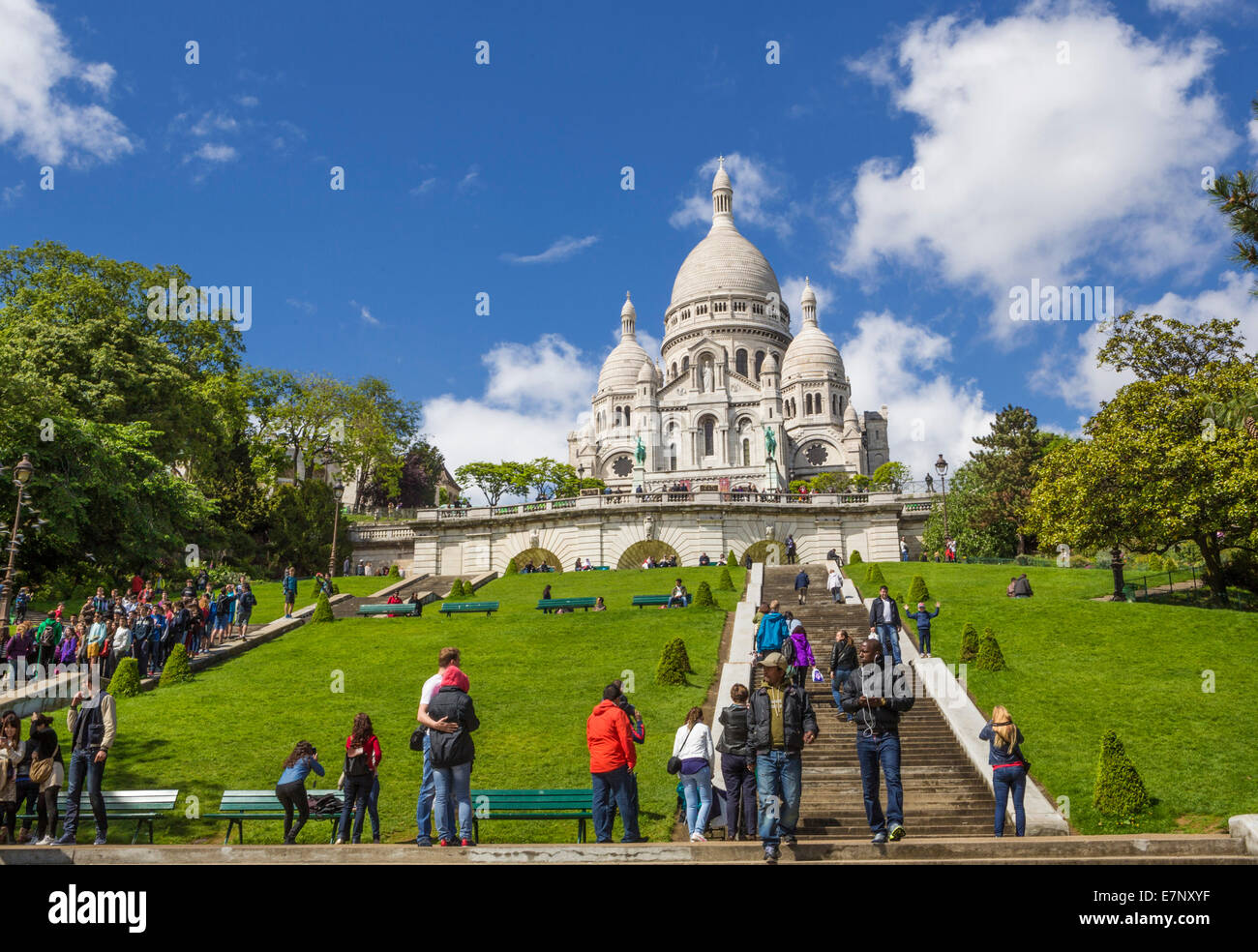Basilika, Kirche, Stadt, Frankreich, Montmartre, Paris, Sacre Coeur, Architektur, Kirche, Gärten, grün, Hügel, Menschen, Tourismus, Tra Stockfoto