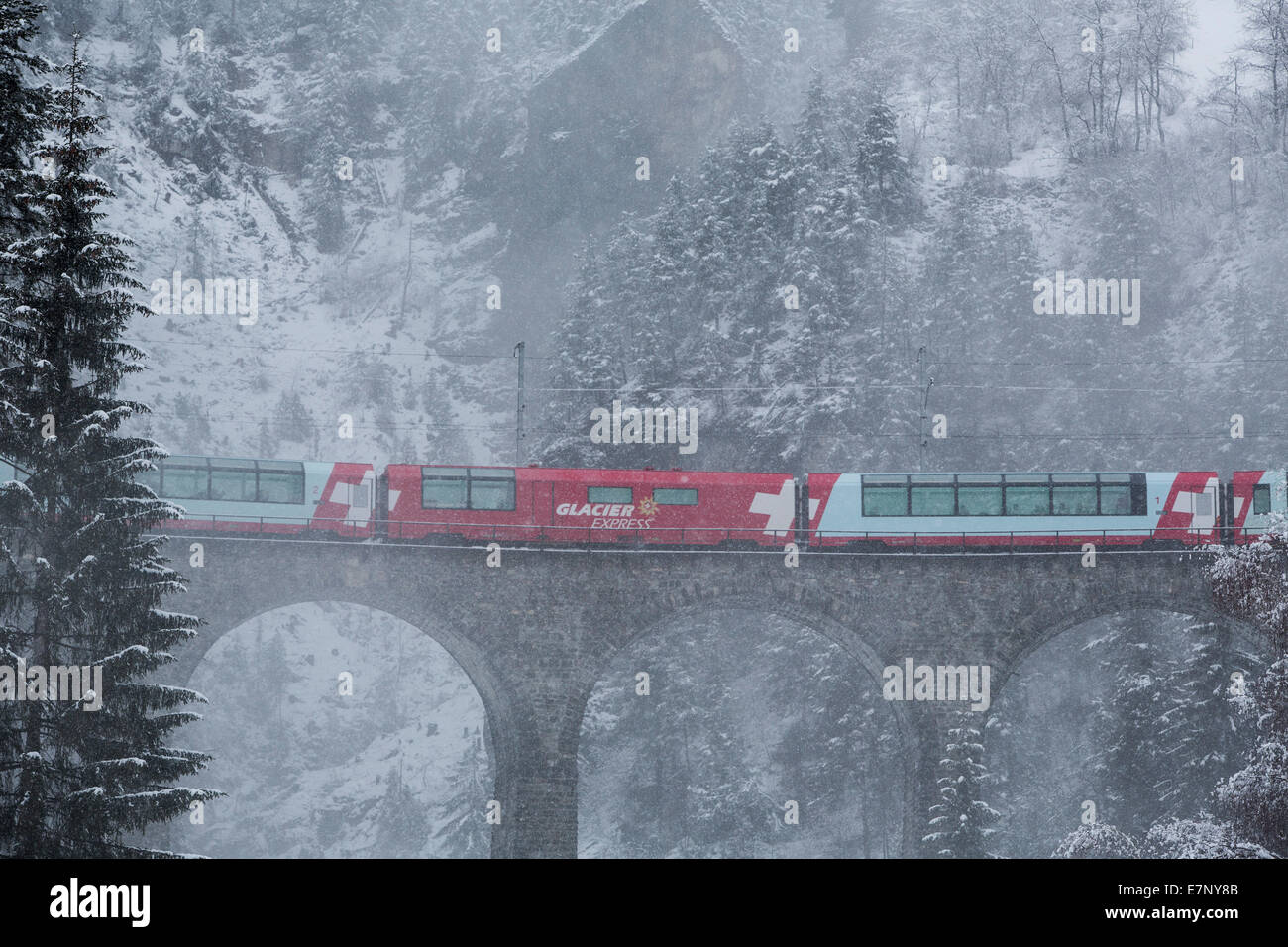 Glacier express, Landwasserviadukt, Winter, Winter, Kanton, GR, Graubünden, Graubünden, Eisenbahn, Zug, Eisenbahn, Brücke, richtet Stockfoto