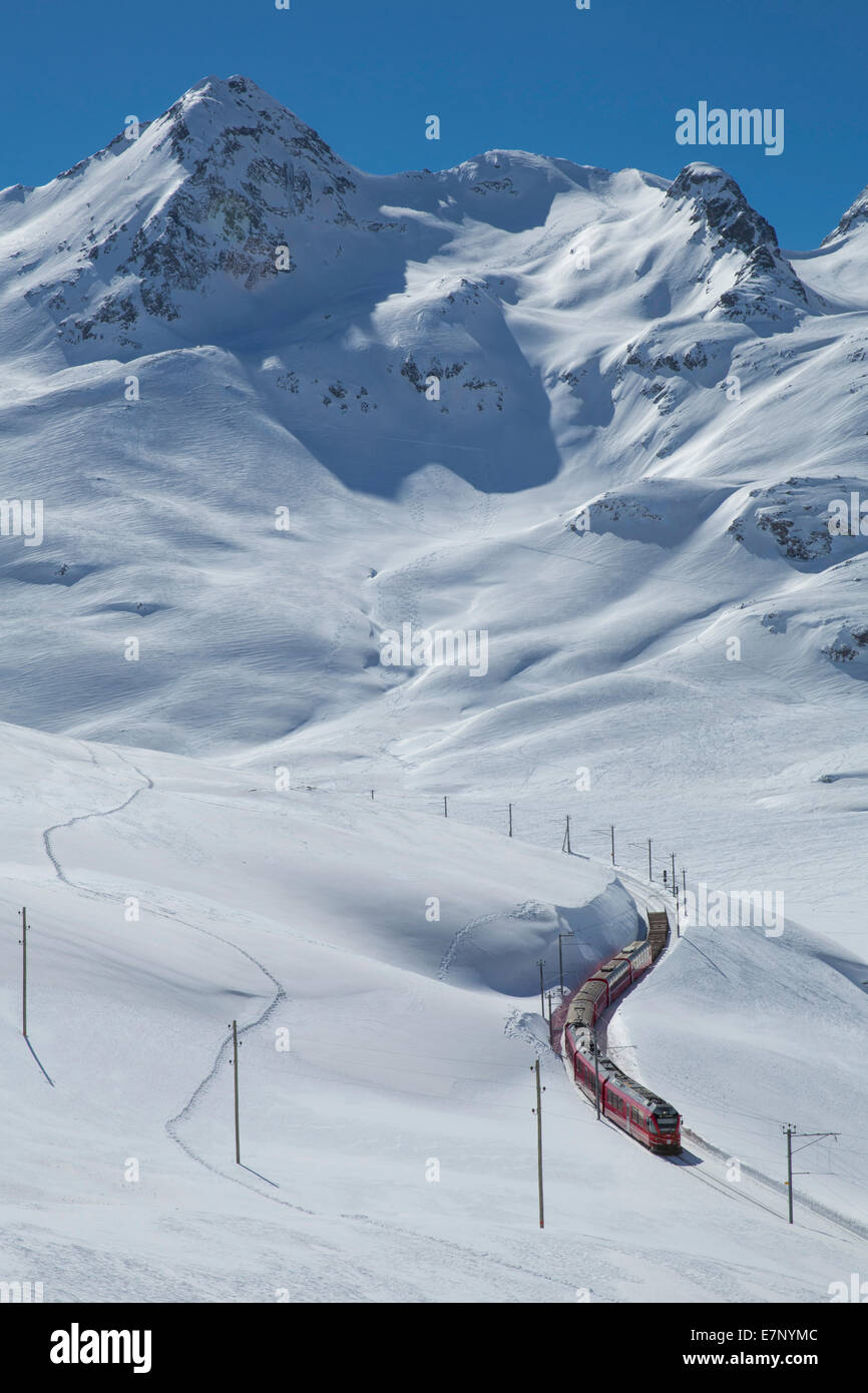 Engadin, Engadin, RHB, Lago Bianco, Berninapass, Winter, Kanton Graubünden, Graubünden, GR, Oberengadin, Eisenbahn, Zug, Bahn Stockfoto