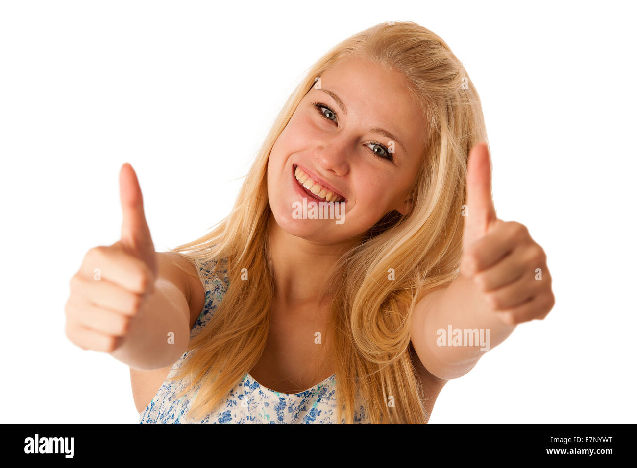 Junge Frau mit blonden Haaren und blauen Augen gestikulieren Erfolg zeigt Daumen oben isoliert über weiß Stockfoto