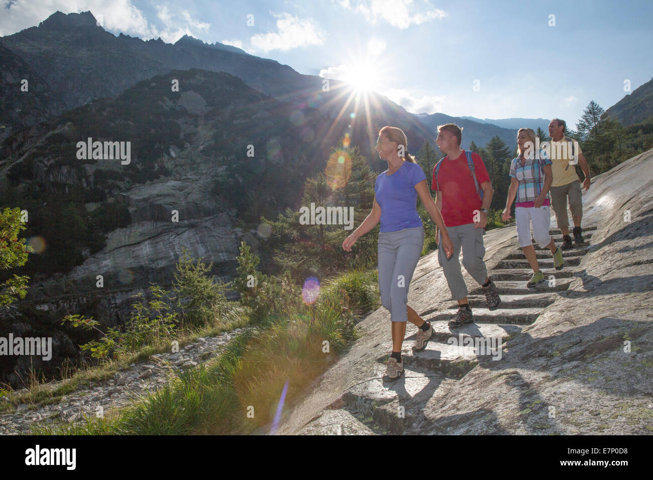 Grimselpass, Reisender, Reitweg, Grimsel Pass, Kanton Bern, Wanderweg, walking, Wandern, Maultier zu verfolgen, der Schweiz, Europa, gro Stockfoto