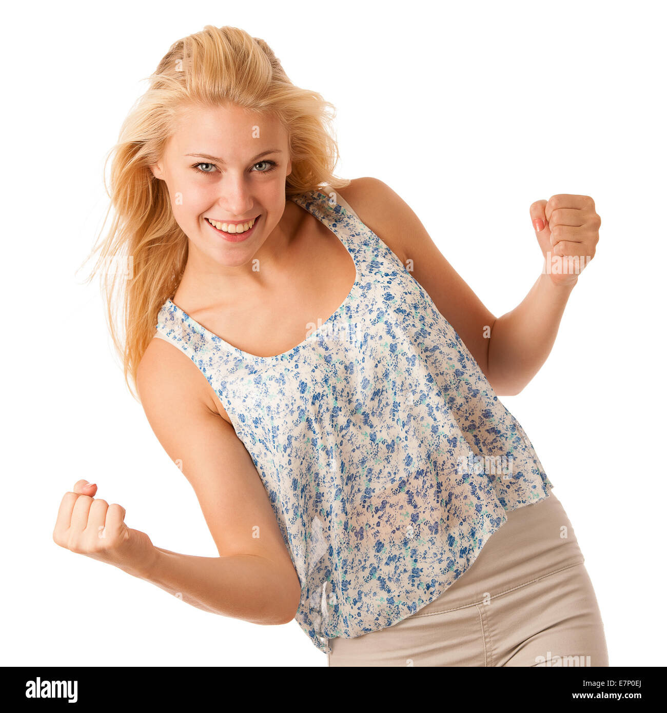 Schöne junge Frau mit blonden Haaren und blauen Augen Gesten Erfolg mit der holding ihre Fäuste in die Luft isoliert Stockfoto