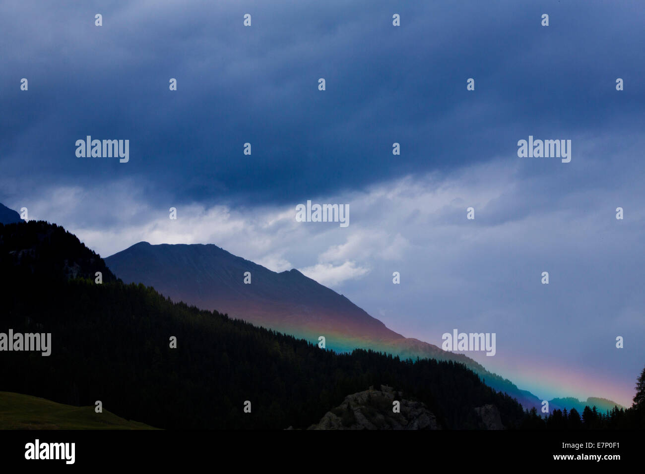 Regenbogen, Oberhalbstein, Wolken, Wolke, Berg, Berge, Herbst, Wetter, Kanton Graubünden, Graubünden, Schweiz, GR, Euro Stockfoto