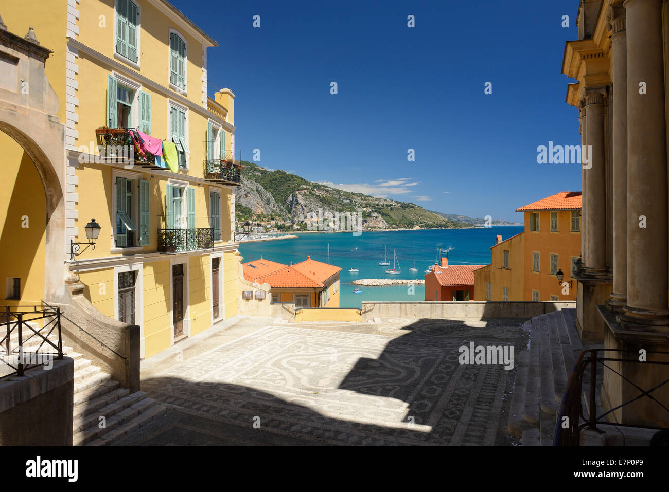 Europa, Frankreich, Cote d ' Azur, Menton, Altstadt, Riviera, Stadt, Architektur, Fassade, quadratisch, mediterran Stockfoto