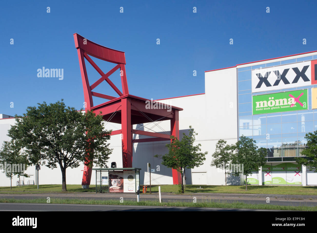 Deutschland, Europa, Nürnberg, Werbung, Architektur, groß, Stuhl, Stadt, bunten, Handels-, Anteil, rot, Scape, Visual Stockfoto