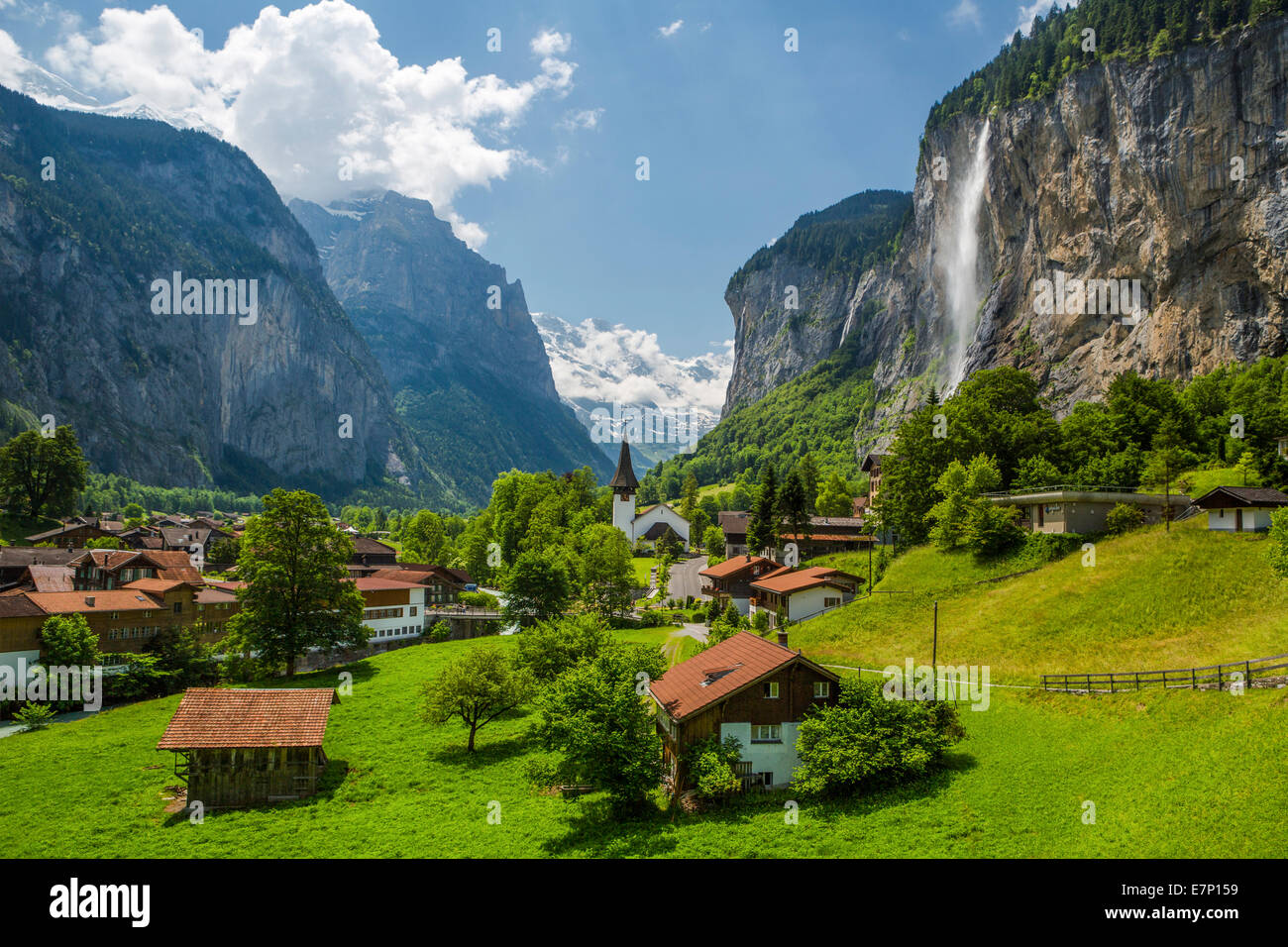 Kanton Bern, Berner Oberland, Wasserfall, Lauterbrunnen, Schweiz, Europa,  Alpen, Kirche, Stadt, bunten, Landschaft, Mountai Stockfotografie - Alamy