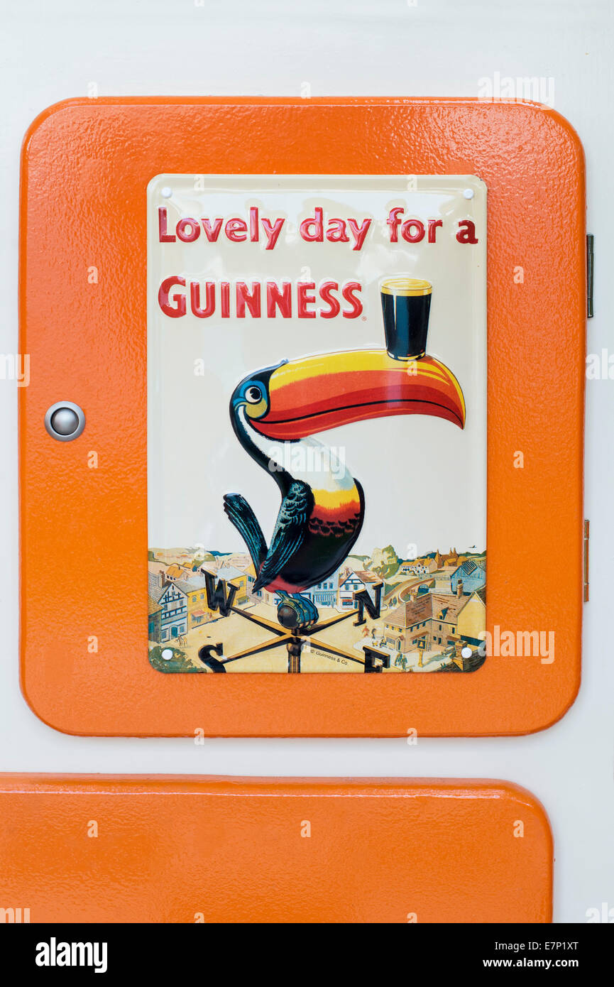 Schöner Tag für Guinness Toucan Irish Zeichen innen ein Volkswagen Wohnmobil bei einer VW-Show. England Stockfoto