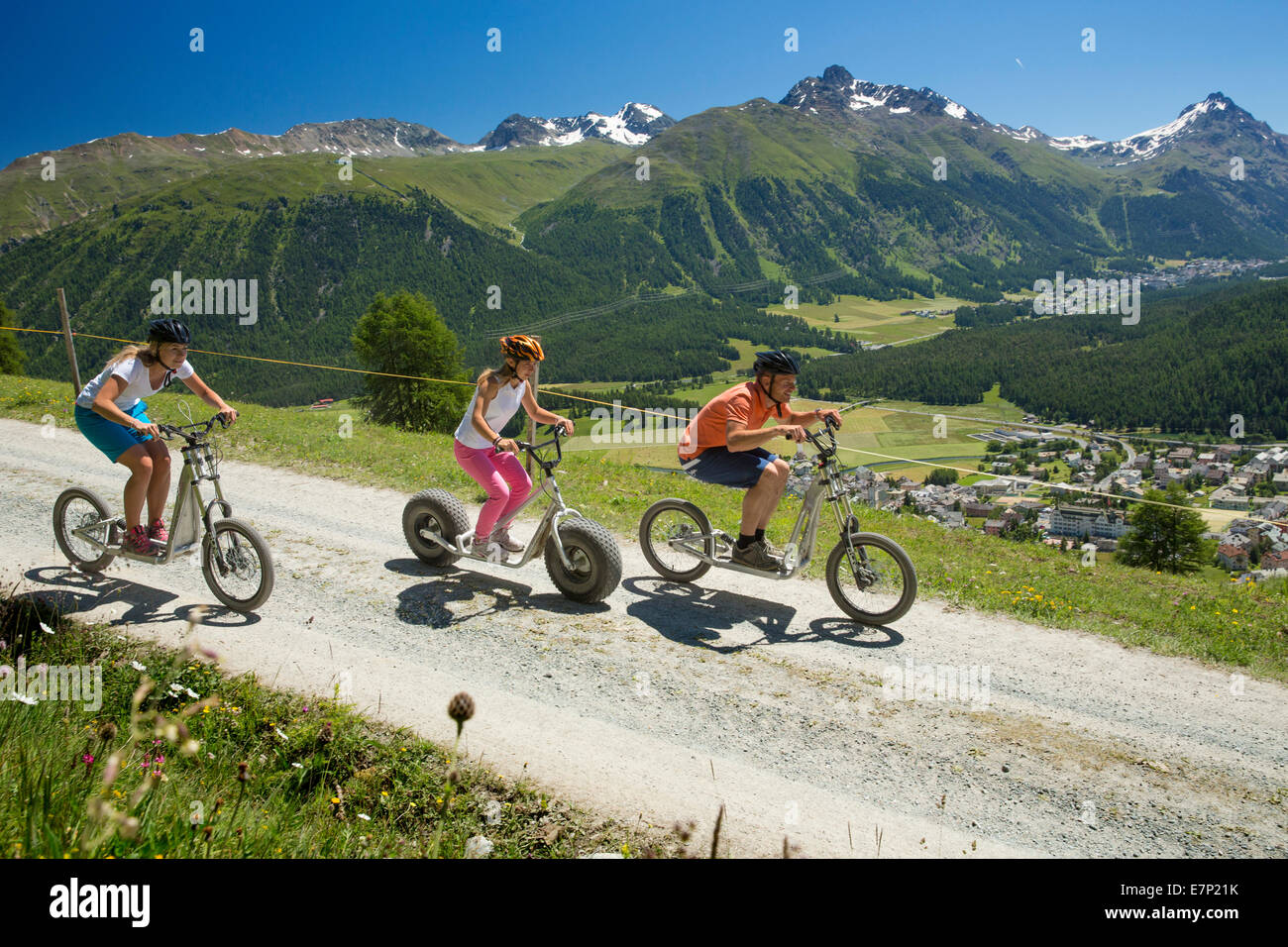 Engadin, Engadin, Scooter, go, Celerina, GR, Kanton Graubünden, Graubünden, Oberengadin, Sommer, Dorf, Fahrrad, Fahrräder, b Stockfoto