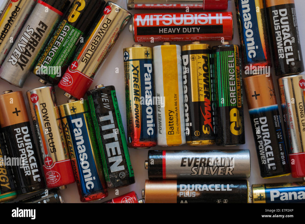 Auswahl an gebrauchten AA-Batterien, Hersteller verschiedener Marken Stockfoto