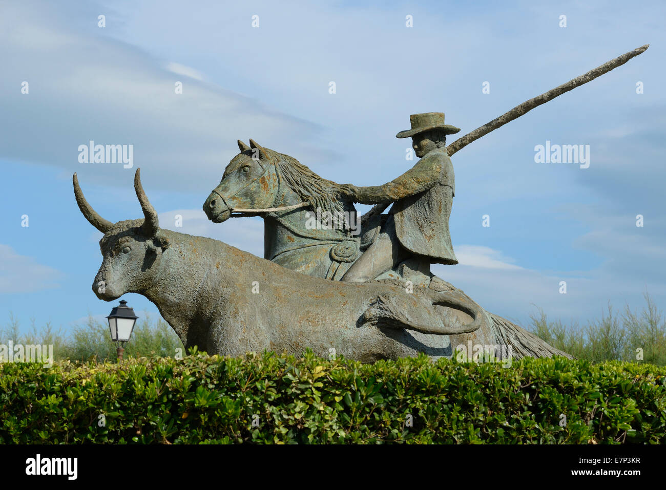 Europa, Frankreich, Languedoc - Roussillon, Camargue, Saintes Maries De La Mer, Denkmal, Skulptur, Bauer, Pferd, Stier Stockfoto