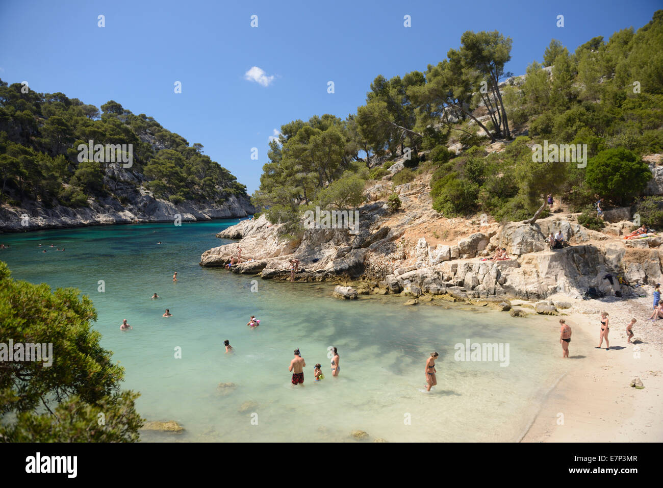 Europa, Frankreich, Provence-Alpes-Côte d ' Azur, Provence, Cassis, Calanque Port-Pin, Bucht, Mittelmeer, Küste, Strand, Menschen, Wate Stockfoto