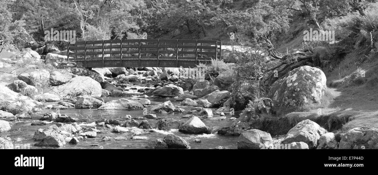 Brücke über einem Flussbett in schwarz und weiß. Stockfoto