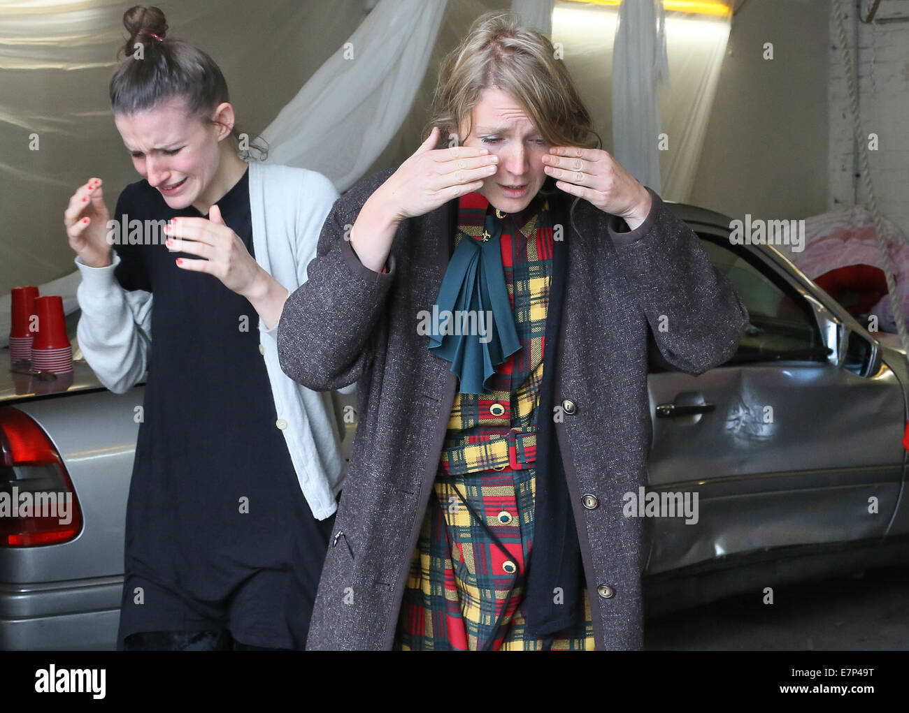 Gina-Lisa Maiwald (L) und Franziska Kronfoth von Künstlern kollektive Lwowski-Kronfoth-Musiktheaterkollektiv sind bei den Vorbereitungen für das Performance Festival "Men in Garagen" bei Gruendergaragenhof Himmelsbach in Berlin, Deutschland, 22. September 2014 abgebildet. Zwölf Gruppen von Künstlern werden eine Reihe von Garagen als Veranstaltungsort für ein Performance-Festival verwenden, die vom 24. bis 28. September 2014 läuft. Foto: STEPHANIE PILICK/DPA Stockfoto