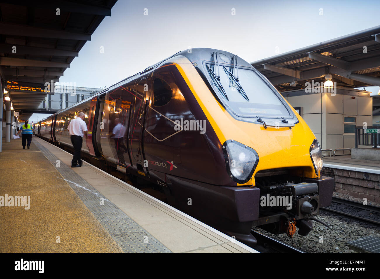 Klasse 221 131 Super Voyager East Midlands, Crosscountry Pendler Zug am Bahnhof von Derby, Derbyshire, UK Stockfoto