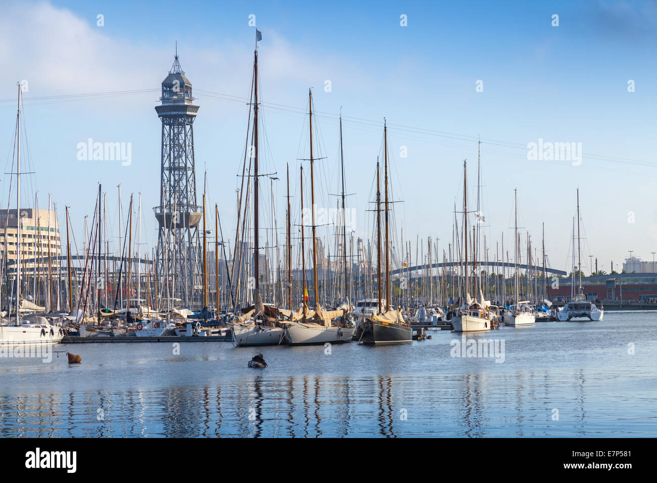 Hafen von Barcelona, Spanien. Yachten, Boote und alten big-tower Stockfoto