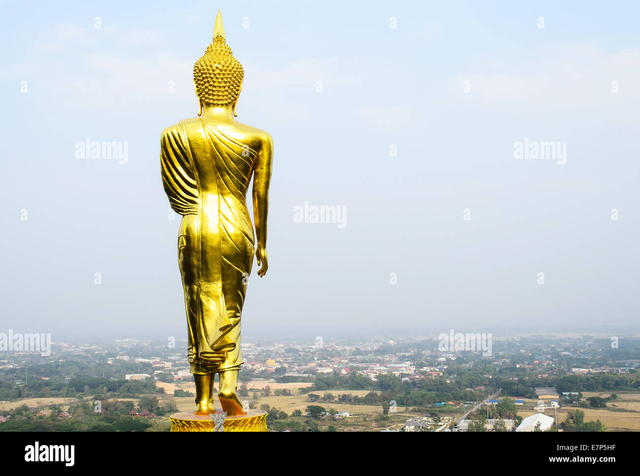 Die goldenen Standing Buddha-Bild. Stockfoto