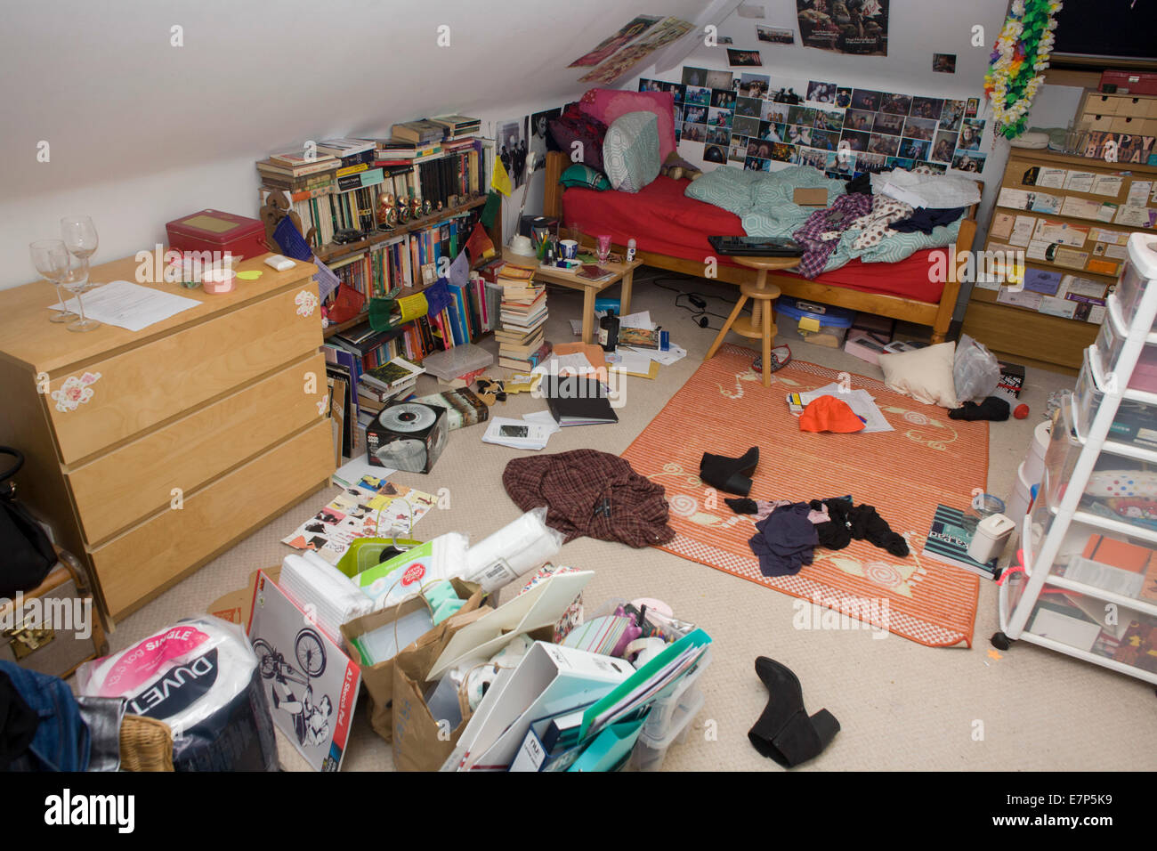 Eine unordentliche Jugendzimmer mit Kleidung, Büchern und Besitz über den Boden verlassen. Stockfoto