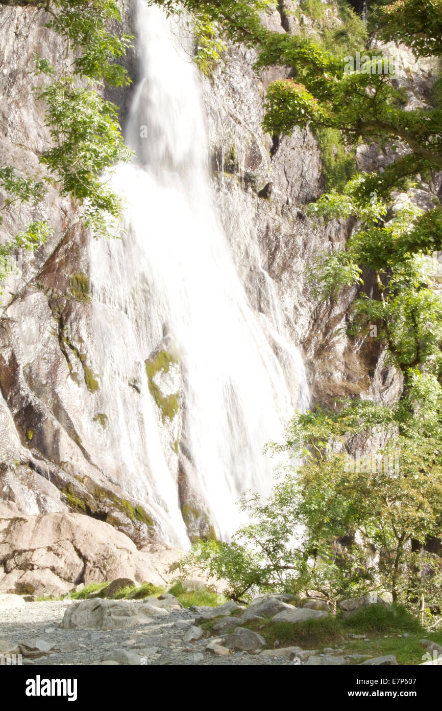Wasserfall über die Felsen mit Bäumen. Wasser in Zeitlupe zeigt. Stockfoto