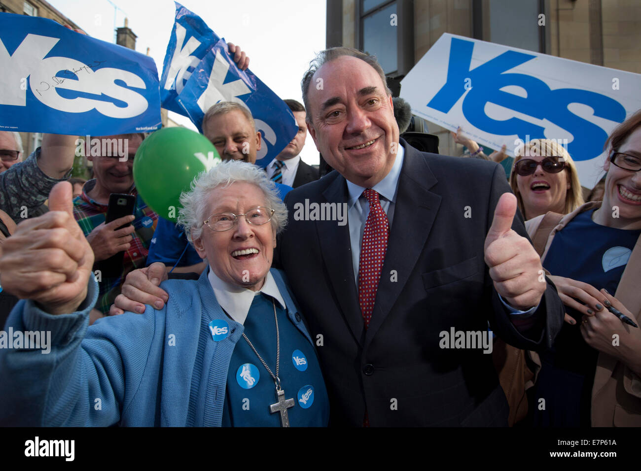 Schottlands erster Minister Alex Salmond MSP ist mit ein Fan namens Schwester Elizabeth auf einer Veranstaltung in Perth abgebildet. Stockfoto